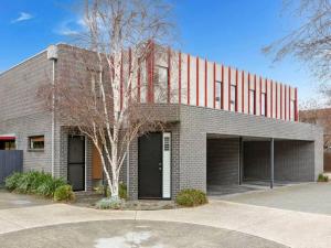Secluded Bayside Oasis With Modern Comfort By The Coast