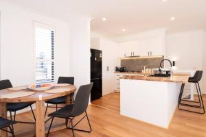 Secluded Bayside Oasis With Modern Comfort By The Coast