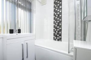 SCA-Big House 9min to NEC - Sleeps 7 - Park 3 vans