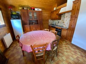 Chalet en plein cœur de village, 9 personnes, 2 chambres, 1 mezzanine - CH18