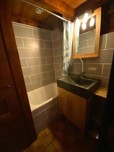 Chalet en plein cœur de village, 9 personnes, 2 chambres, 1 mezzanine - CH18