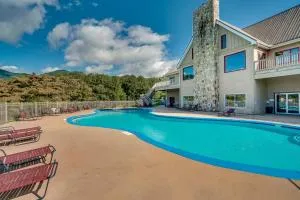 Quaint Cabin with Pool and Lake Access, 7 Mi to Helen! - Yonah