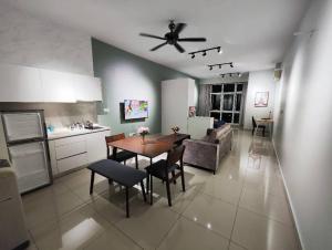 Twin Galaxy Studio 2Pax 5min to KSL CIQ