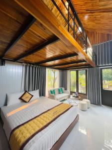 Phòng Gia Đình Nhìn Ra Hồ (Family Room with Lake View)