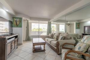 Direct Oceanfront Condo, Daytona Beach, sleeps 6 - with pool