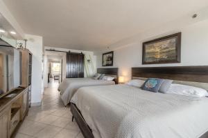 Direct Oceanfront Condo, Daytona Beach, sleeps 6 - with pool