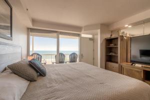 Direct Oceanfront Condo, Daytona Beach, sleeps 6 - with pool