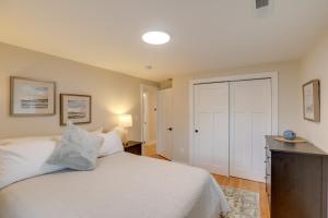 Beautiful 3 BR Home with Workspace 20 Min to Boston