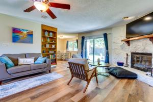 Gulf Breeze Oasis with Patio, Grill and Beach Chairs