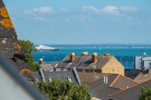 3 BR Central Cowes, Sleeps 8, Sea Views, free parking, ferry voucher LONG TERM DEALS AVAILABLE