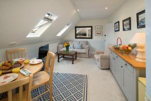 3 BR Central Cowes, Sleeps 8, Sea Views, free parking, ferry voucher LONG TERM DEALS AVAILABLE