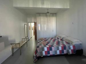 Confortável apto cama queen e sofá cama - COPACABANA