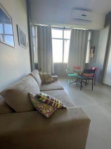 Confortável apto cama queen e sofá cama - COPACABANA