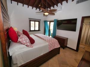 Luxury Villa In Prestigious Pristine Bay, Home Of The Black Pearl Golf Course