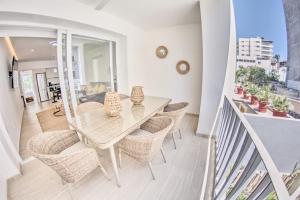 Casa Las Palmas - Condos by the Beach with Rooftop Pool