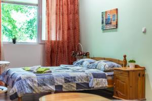 Barcelona cute colorful apt w green backyard