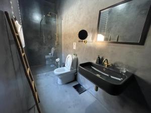 Gzira Prime Spot, Stylish Industrial Apt, Sleeps 11