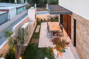 SithoniaRS Luxury Three Floors Villa With Private Pool & Garden