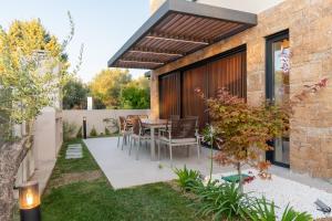 SithoniaRS Luxury Three Floors Villa With Private Pool & Garden