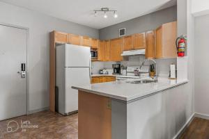 Rocky Mountain Getaway with Outdoor Heated Pool, 3 Hot Tubs, Gym, BBQ, Garage & 24 hour Reception near Banff