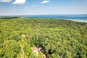 Roscommon Retreat with Deck about 1 Mile to Higgins Lake