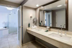 Bathroom, Hilton San Francisco Financial District in San Francisco (CA)
