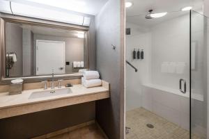 Bathroom, Hilton San Francisco Financial District in San Francisco (CA)