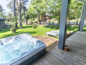 Lodge avec bain à remous privatif, piscine, salle de sport et aire de jeux au bord du golf de Chambon - FR-1-582-370