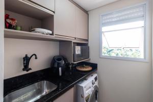 Apto a 10 min da Vila Germânica, dois quartos, salas de estar e jantar, cozinha completa, sacada com churrasqueira, Wi-Fi, Piscina, academia, mercadinho 24 horas e Vaga de garagem