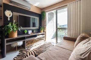 Apto a 10 min da Vila Germânica, dois quartos, salas de estar e jantar, cozinha completa, sacada com churrasqueira, Wi-Fi, Piscina, academia, mercadinho 24 horas e Vaga de garagem