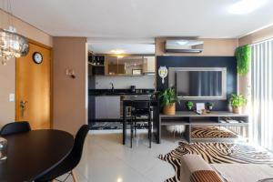 Apto a 10 min da Vila Germânica, dois quartos, salas de estar e jantar, cozinha completa, sacada com churrasqueira, Wi-Fi, Piscina, academia, mercadinho 24 horas e Vaga de garagem