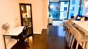 Blue Luxe-Highrise, Balcony, Year-round Pool, City View!