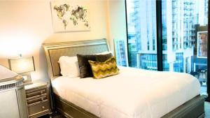 Blue Luxe-Highrise, Balcony, Year-round Pool, City View!