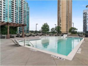 Blue Luxe-Highrise, Balcony, Year-round Pool, City View!