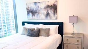 Blue Luxe-Highrise, Balcony, Year-round Pool, City View!