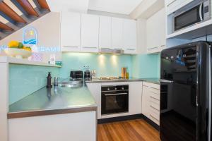 Sunshine Loft With Balcony by Sydney Dreams