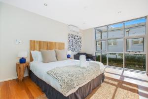 Sunshine Loft With Balcony by Sydney Dreams