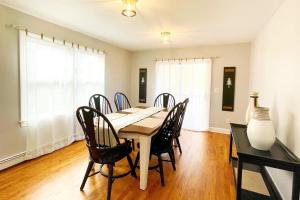 Modern Home off I-95 Perfect for Families & Business Stay with Ample Parking