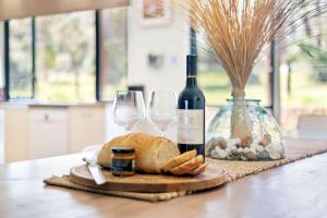 Redgum Treehouse - Outstanding luxury in the heart of wine country and minutes from the beaches