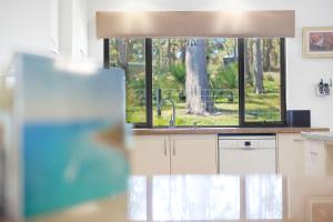 Redgum Treehouse - Outstanding luxury in the heart of wine country and minutes from the beaches