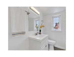 Quaint 32.5 home in Fort Dupont