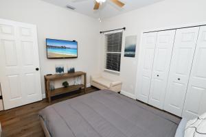 Stylish 2BR unit w hot tub 5 mins from the beach!