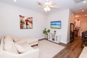 Stylish 2BR unit w hot tub 5 mins from the beach!