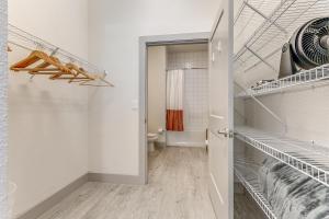 Lush Downtown Condo on RiverWalk w King Ste, Free Parking, Pet Friendly, Centrally Located on Riverwalk