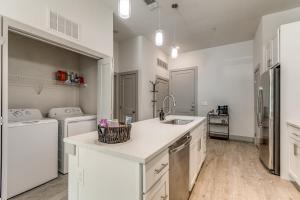 Lush Downtown Condo on RiverWalk w King Ste, Free Parking, Pet Friendly, Centrally Located on Riverwalk