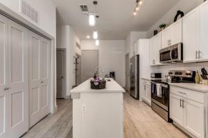 Lush Downtown Condo on RiverWalk w King Ste, Free Parking, Pet Friendly, Centrally Located on Riverwalk