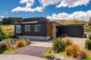 Karearea Views - Wanaka Holiday Home