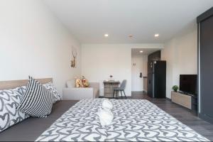 Sathon-Charoen Nakhon Condo