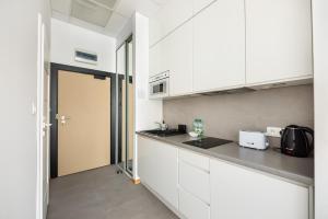 Varsovia Jerozolimskie Studio 215 by BookingHost