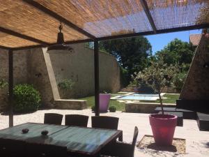 Maisons de vacances Pretty house with heated swimming pool, garden, terrace, 4 bedrooms, 2 bathroom : Maison de Vacances